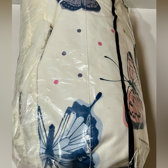 Hello Butterfly Blanket - Picture 4 of 5